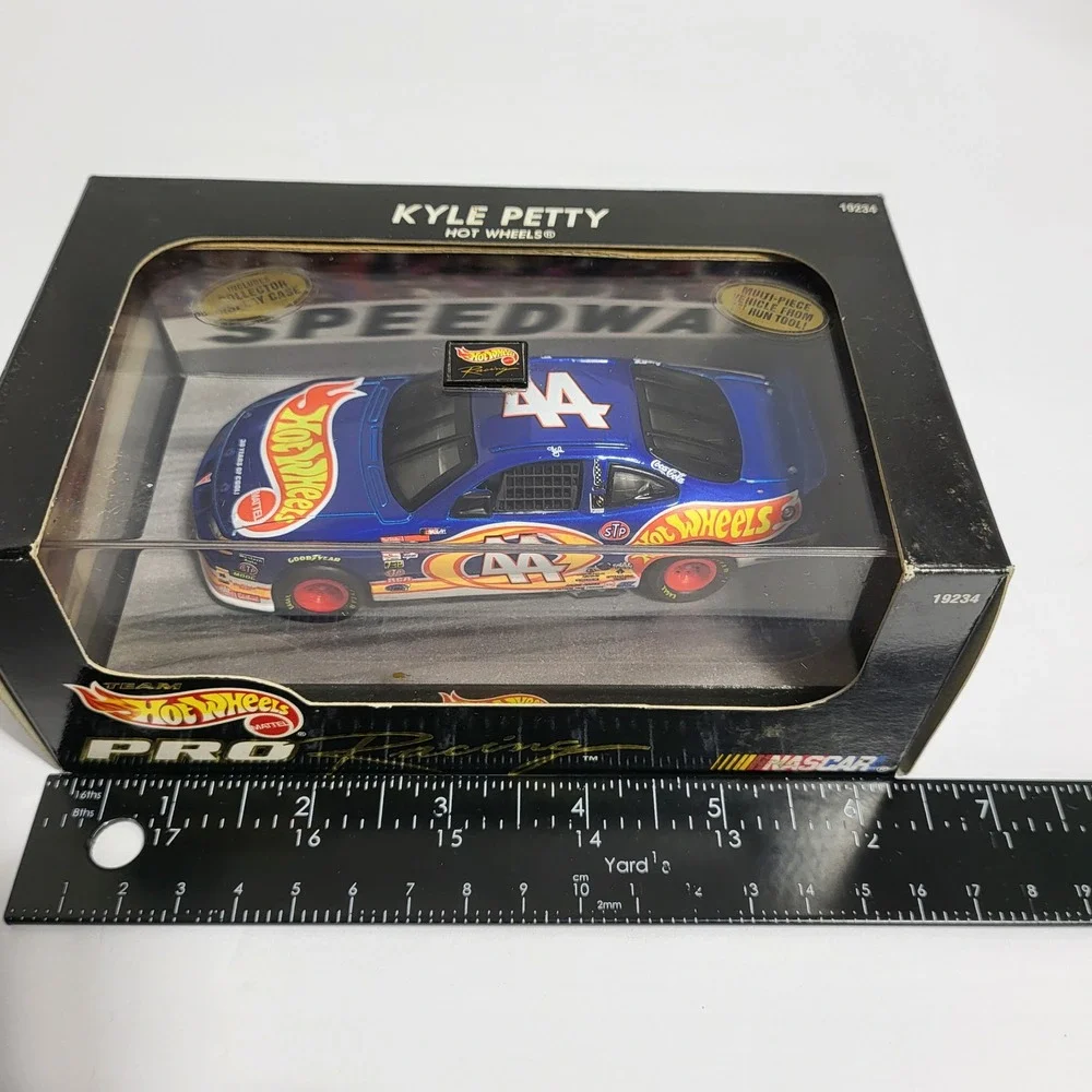 Hot Wheels Pro Racing Kyle Petty 44‎ Diecast Car Display Box NASCAR Collectible